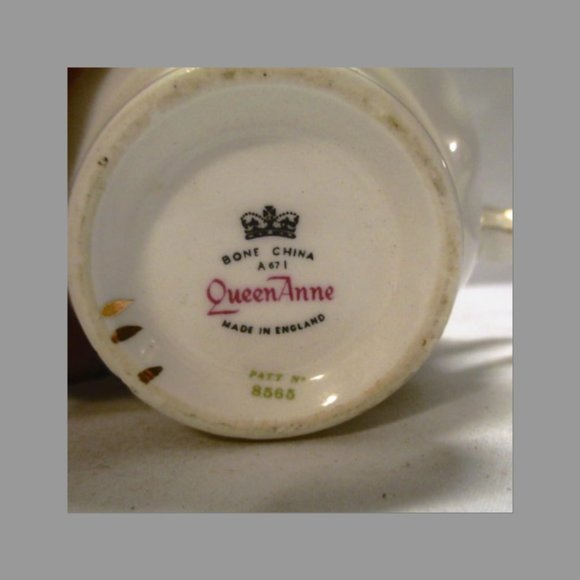Queen Anne Tea Cup-Bone China-Daisy Patern-Made In England-Pattent # 8565 - Picture 8 of 10